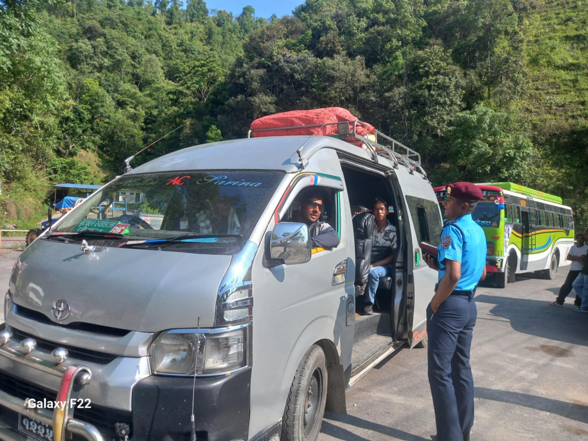 स्याङ्जामा चालकहरूको लापसे जाँच सुरू, पहिलो दिन ३ जनालाई कारबाही