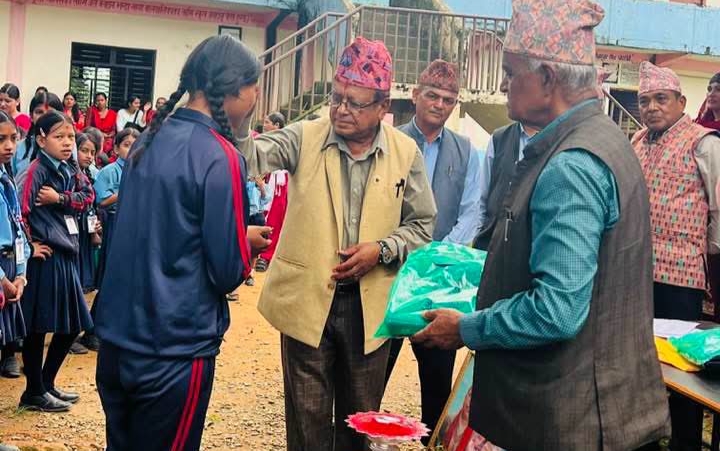 कमल पंगेनी स्मृति प्रतिष्ठानद्वारा विद्यालय पोशाक वितरण