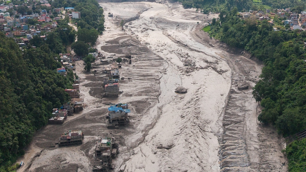 बाढीपीडितका लागि स्याङ्जाका तीन स्थानीय तहको सहयोग