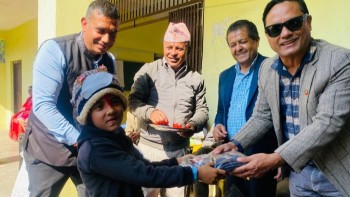 मुक्तिनाथ विकास बैंकद्वारा विद्यार्थीलाई न्यानो कपडा वितरण