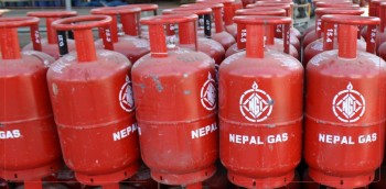 बजारमा ग्यासको अभाव टार्न  आधा सिलिन्डर ग्यास बिक्री गरिने