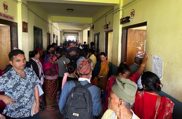  जिल्ला प्रशासन कार्यालयमा राष्ट्रिय परिचयपत्र बनाउनेको भीड,   बुधबारदेखि बिहान ८ बजेदेखि सेवा प्रवाह 