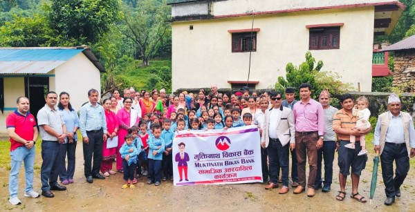 सामाजिक उत्तरदायित्व अन्तर्गत पोशाक र कम्प्युटर सहयोग