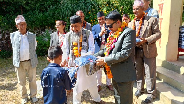 १ सय ३० विद्यार्थीलाई विद्यालय पोशाक वितरण