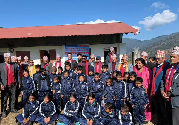 नमूना क्लबद्वारा विद्यार्थीलाई  पोशाक वितरण