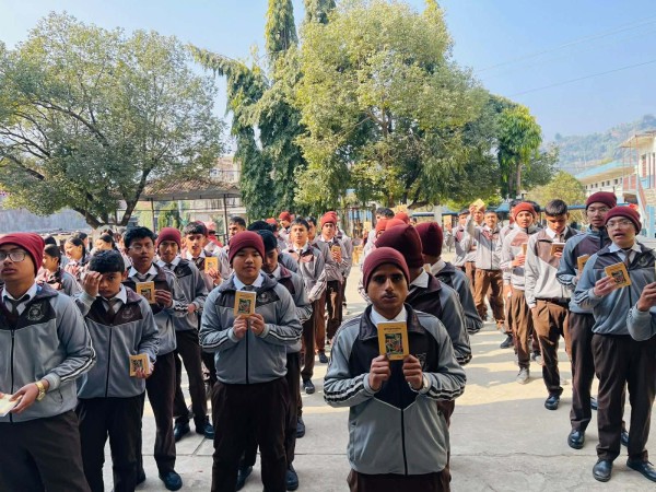 जन्मदिनको अवसरमा  १ सय  प्रति श्रीमद्भगवत गीता वितरण