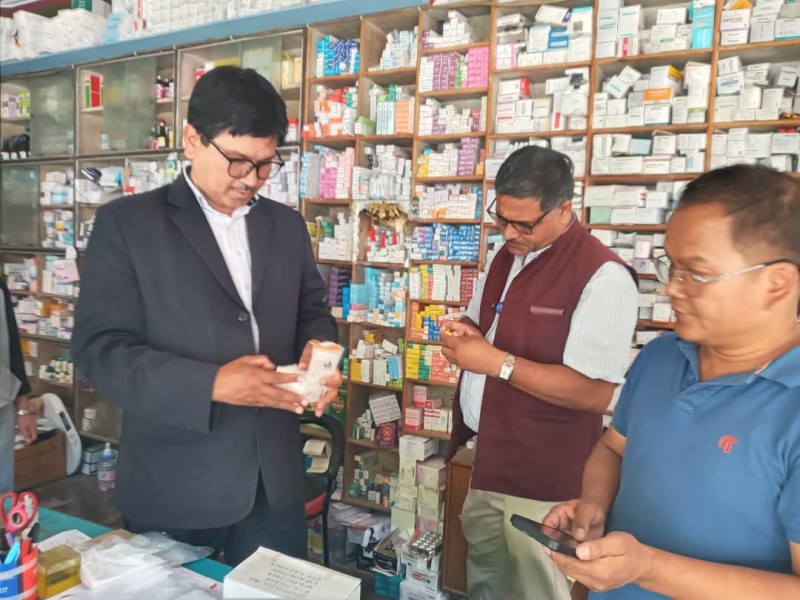 जिल्ला प्रशासनको बजार अनुगमन, भीरकोटका ३ फार्मेसी कारबाहीमा