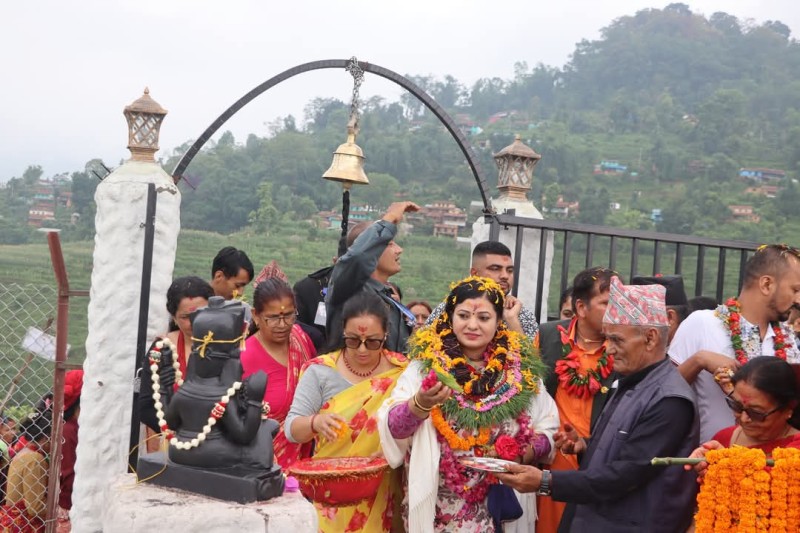 ख्यातिप्राप्त भागवत  वाचिका दासीद्वारा नवग्रह मन्दिरमा पूजाआजा