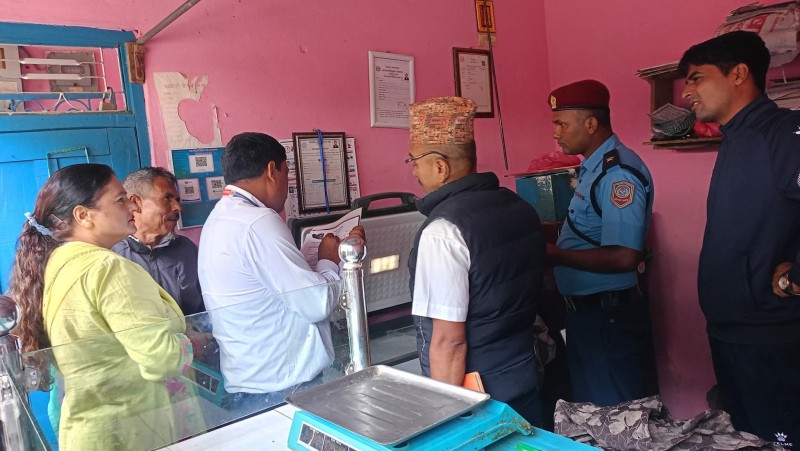 भीरकोटमा चाडपर्व लक्षित बजार अनुगमन : १३ खाद्यान्न पसल कारबाहीमा
