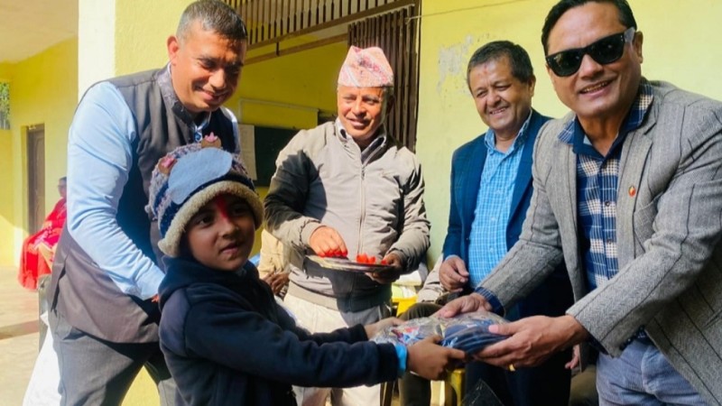 मुक्तिनाथ विकास बैंकद्वारा विद्यार्थीलाई न्यानो कपडा वितरण