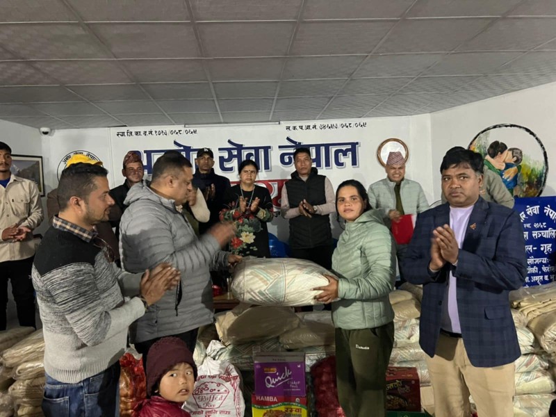 रास्वपाद्वारा बालबालिकाको लागि ब्लाङ्केट र खाद्यान्न वितरण 