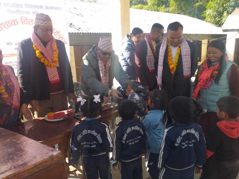 महेन्द्र ज्योतिका ९३ विद्यार्थीहरुलाई विद्यालय पोशाक वितरण