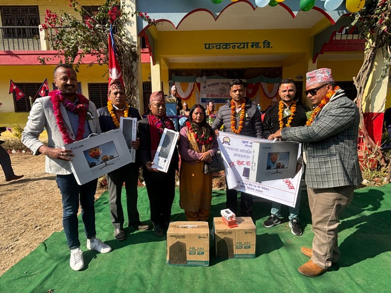 वार्षिकोत्सबको अवसरमा कम्प्युटर उपहार