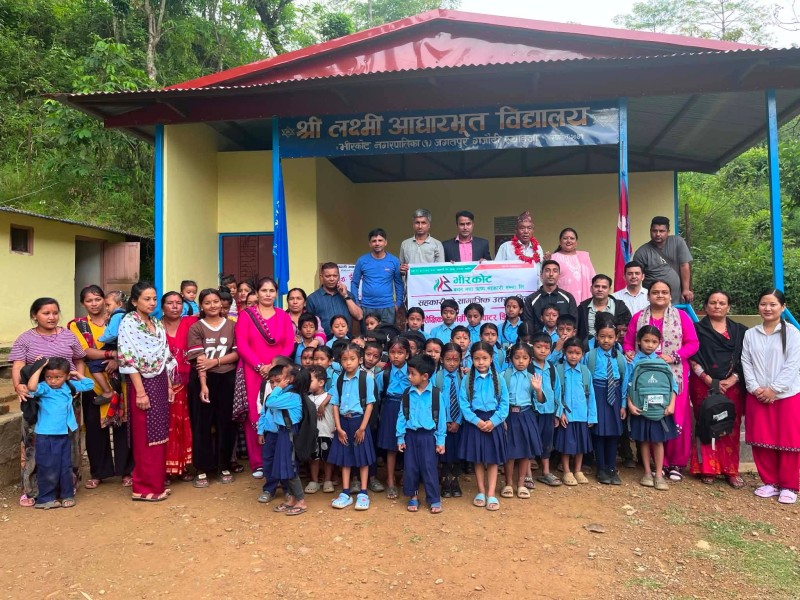 भीरकोट सहकारीद्वारा १ सय ११ जना विद्यार्थीलाई स्टेसनरी वितरण