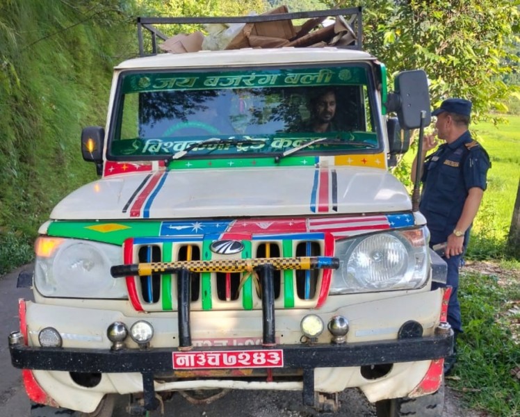निकासी कर नतिरी कवाडी सामान ओसारपसार गर्ने बोलेरो जीप कारबाहीमा