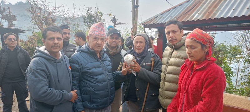 भीरकोटमा आगलागीपीडितलाई विद्यालय, जेसिज र रेडक्रसद्वारा राहत प्रदान