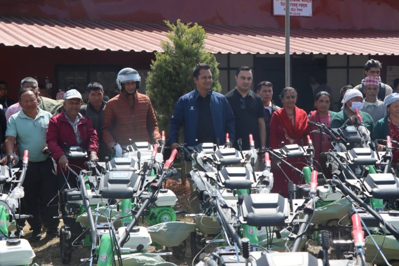 हरिनास गाँउपालिकामा एक सय दुई हाते ट्याक्टर वितरण