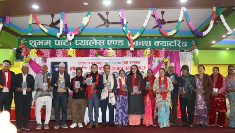 १३१ गजलहरूको सङ्ग्रह ‘रात्री आकाश’ बजारमा, वालिङमा साहित्यिक रौनक