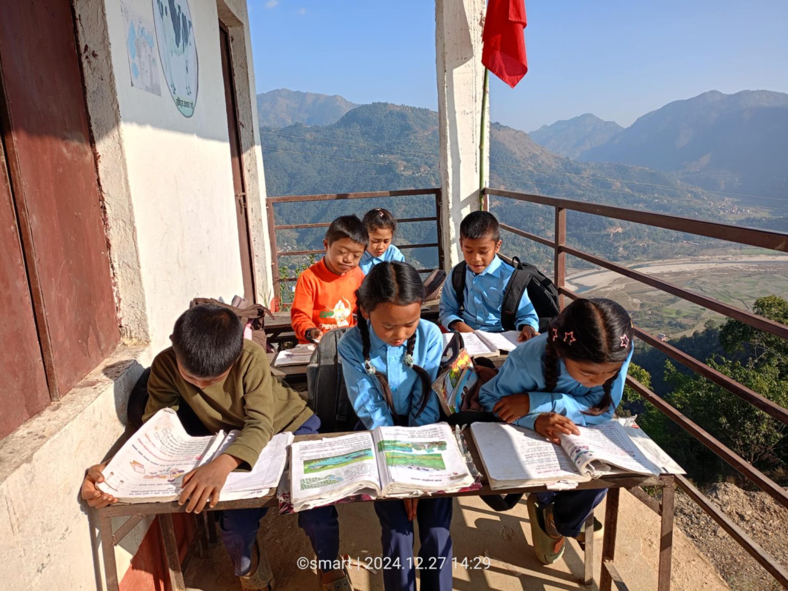 कक्षाकोठाको अभावमा ७ वर्षदेखि बार्दली र सिढीमा पठनपाठन