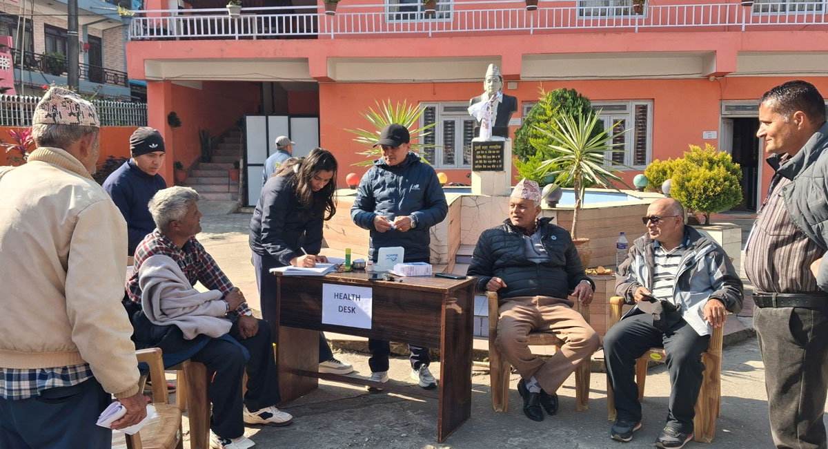 पुतलीबजारमा सेवाग्राहीको  निःशुल्क मधुमेह तथा रक्तचाप परीक्षण सुविधा