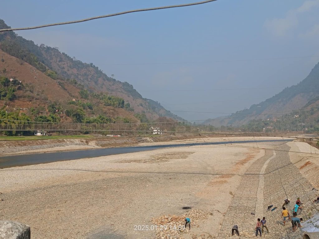 आँधिखोलामा छेउ न टुप्पाको तटबन्धन : देखिएन योजना सूचना पार्टी,  देखियो राजनीति
