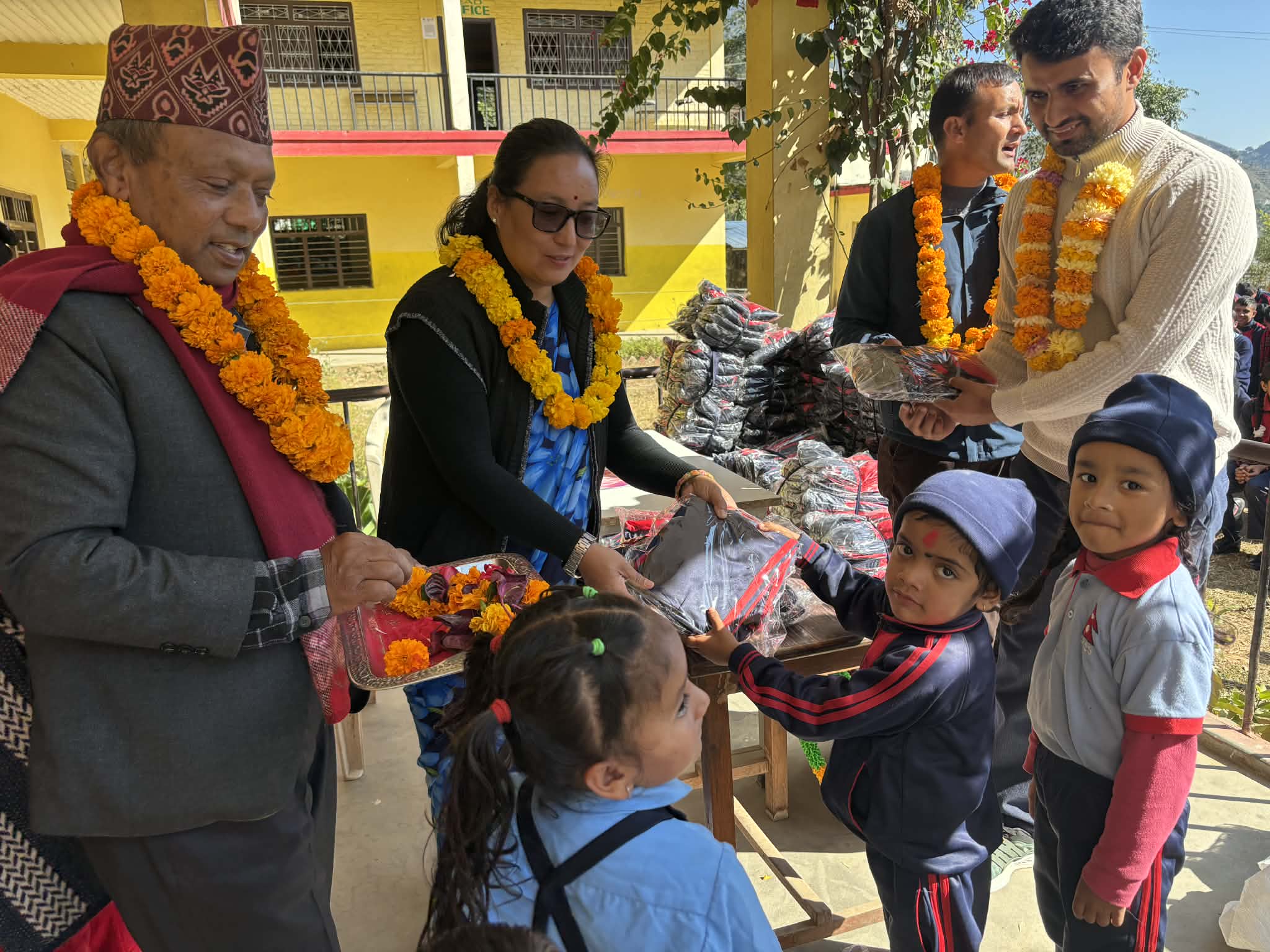तीन सय बाईस विद्यार्थीलाई विद्यालय पोशाक वितरण